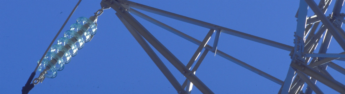 Detalle de una torre de distribución eléctrica de alta tensión