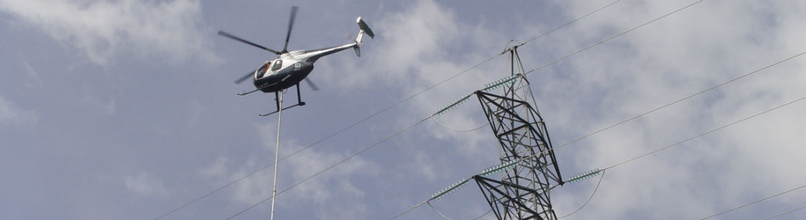 Helicóptero haciendo labores de mantenimiento en torres eléctricas