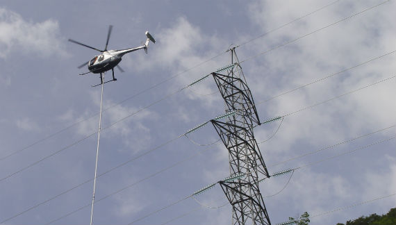 Helicóptero reparando una línea eléctrica