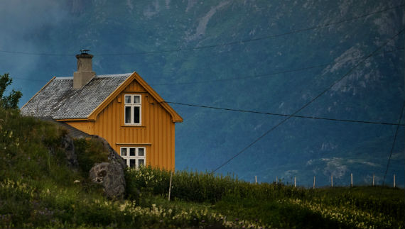 Casita de dos plantas en una montaña