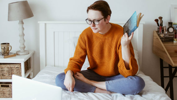 A girl visits the services of the e-distribución website