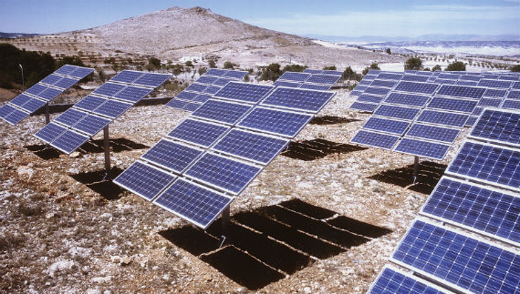 Instalación de placas fotovoltaicas frente a una montaña 